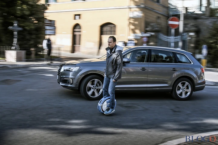 Audi Q7 e-tron 3.0 TDI quattro Vs Ninebot One E+: mobilità elettrica