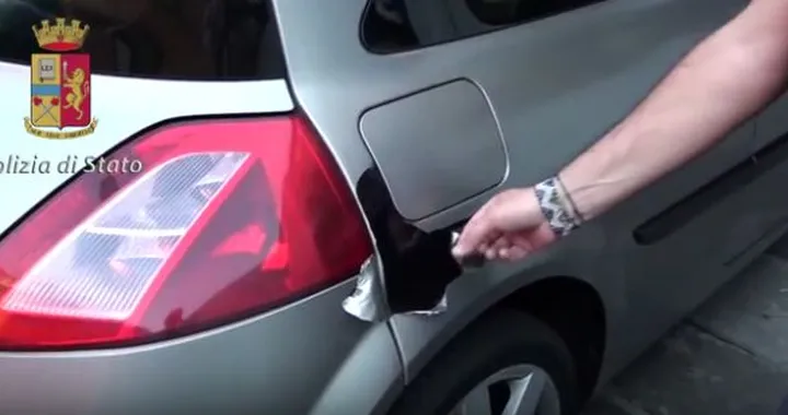 L'auto dei ladri cambia colore: aveva una pellicola