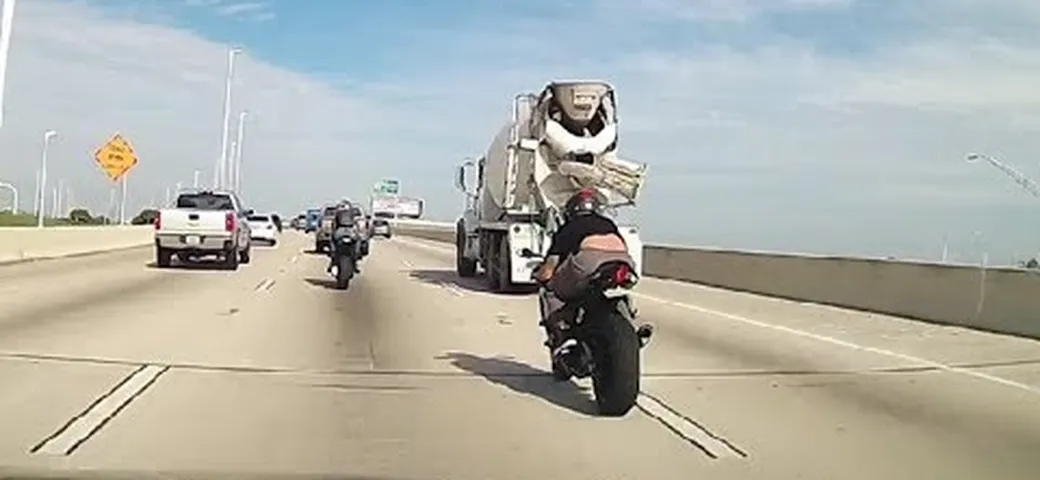 Incidente mortale in Florida: sbatte con la moto e vola dal cavalcavia [Video]