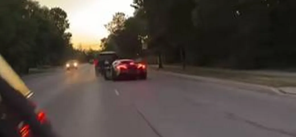 McLaren 600LT a un soffio dal crash con un SUV che taglia la strada | Video