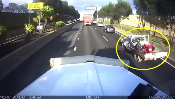 Tampona un camioncino e finisce nel cassone [Video]