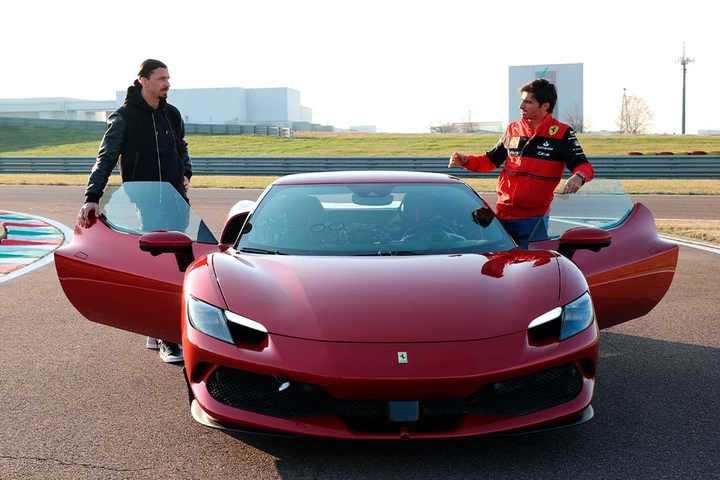 Zlatan Ibrahimovic prova la Ferrari 296 GTB a Fiorano [Video]