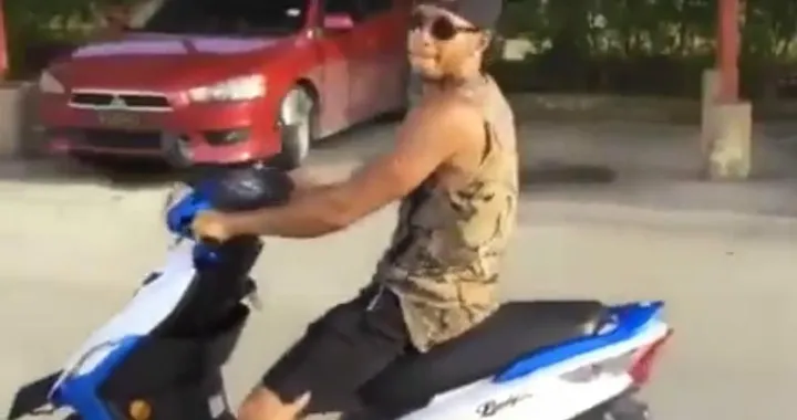 Lewis Hamilton sgomma con lo scooter [Video]