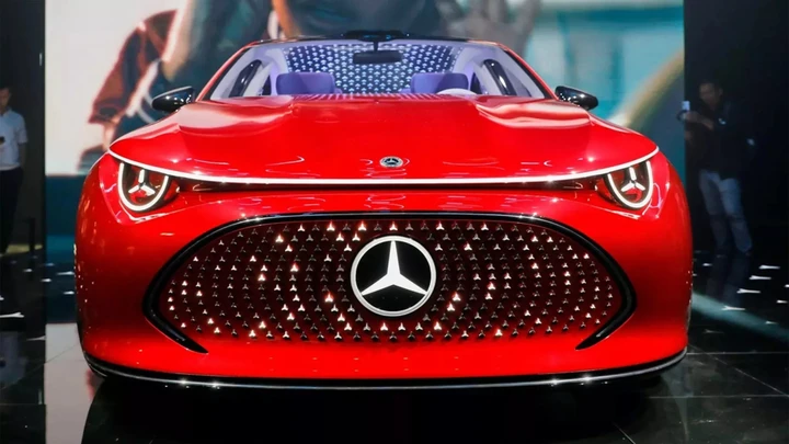 Mercedes si arrende e rallenta l'elettrificazione