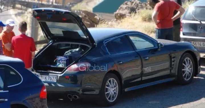Porsche Panamera: foto spia col portellone aperto