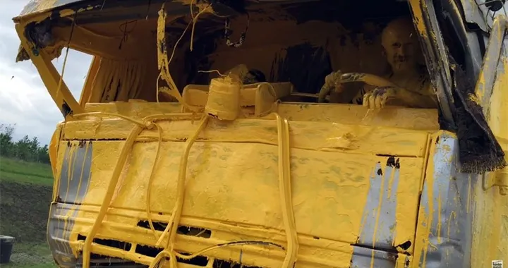 Tampona un camion e si trova coperto di vernice gialla
