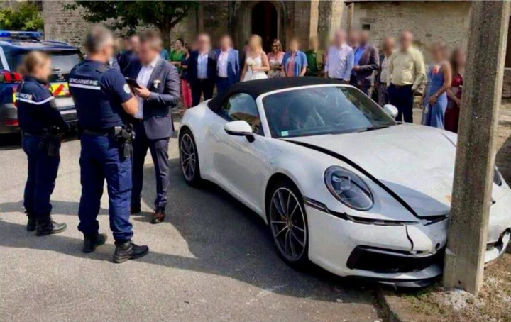 Noleggia una Porsche per il matrimonio, ma si schianta davanti alla chiesa