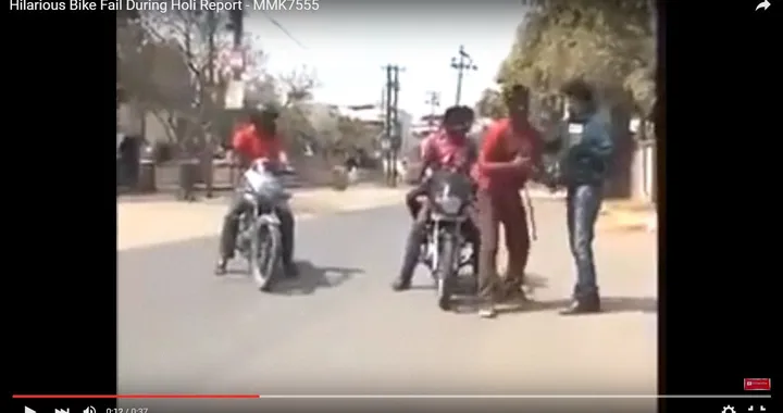Motociclista colpisce un presentatore [Video]