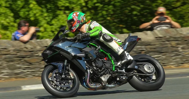 Isola di Man: nuovo record (331 km/h) per la Kawasaki Ninja H2R [Video]