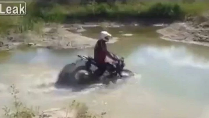 Guado in moto non riuscito [video]