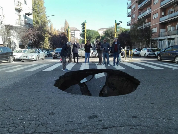 Roma, si apre una voragine in Via Ambrosini [VIDEO]