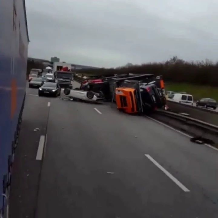 Un camion carico di supercar si è ribaltato