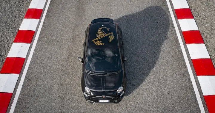 Abarth 695 75° Anniversario: debutta l'edizione limitata per festeggiare l'anniversario del brand