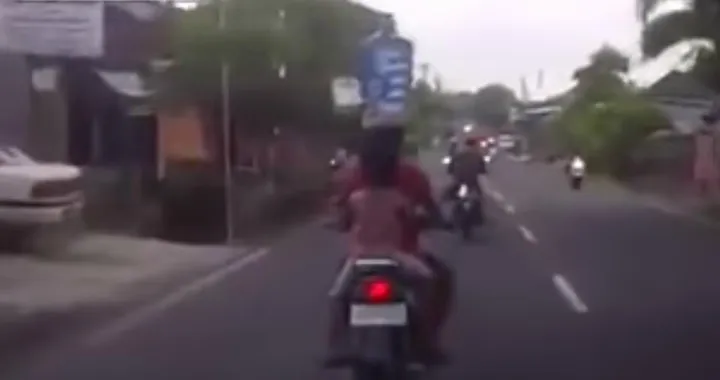 Trasporto da equilibrista in scooter: da non imitare [Video]