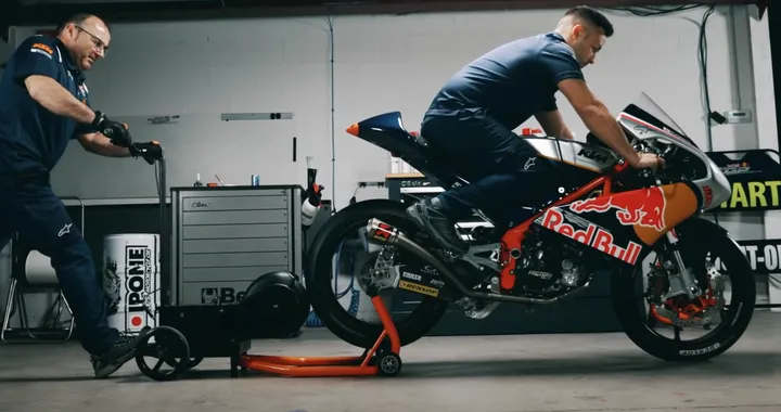 KTM RC250 R: l'assemblaggio completo in un video