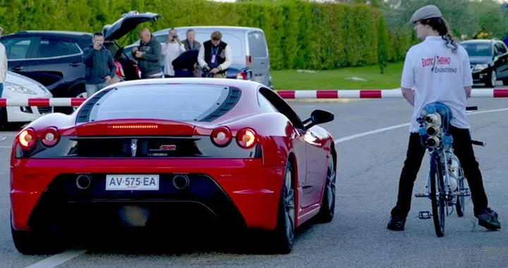 Bici contro Ferrari in video, chi vincerà?