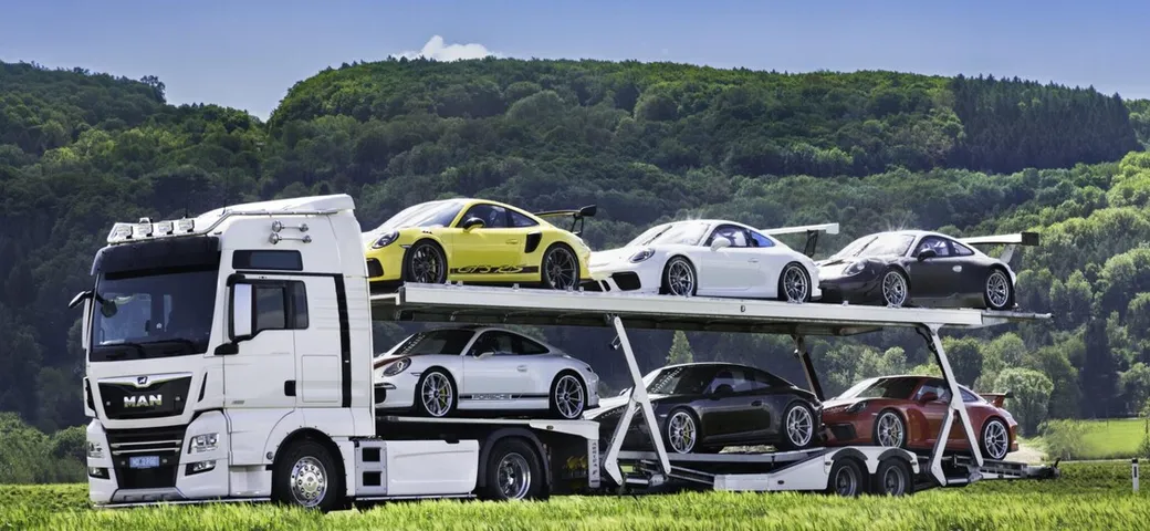 Sei Porsche 911 GT da collezione vanno all'asta, compresa la bisarca che le trasporta