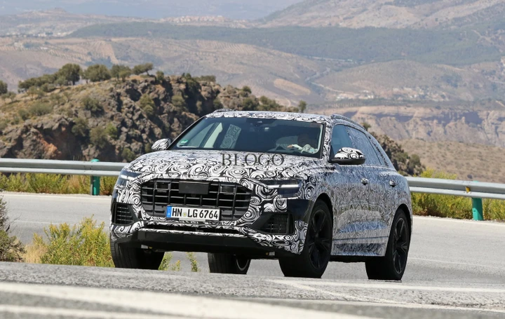 Audi Q8: foto spia degli interni