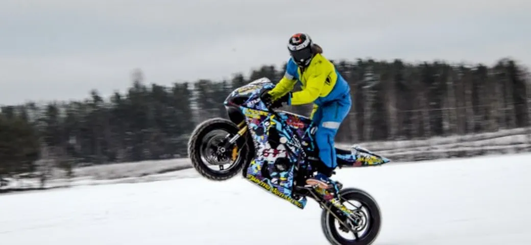 Winter Mayhem: drifting sul ghiaccio con una GSX-R 1000 [video]