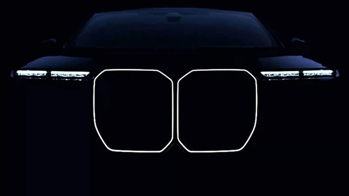 BMW Serie 7, un teaser dà un assaggio di cosa sarà il restyling