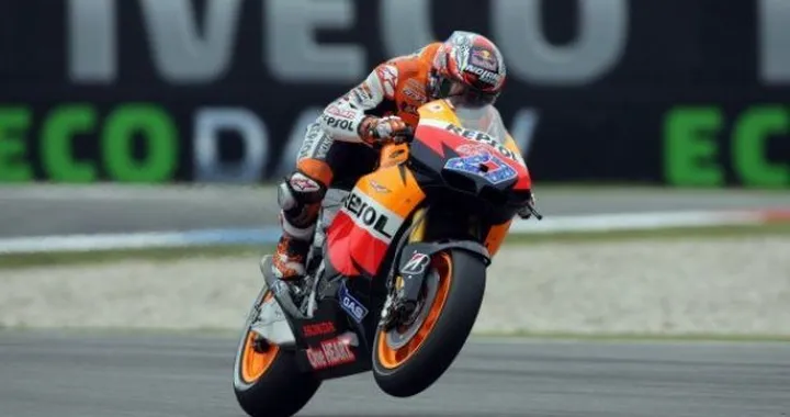 MotoGP: Casey Stoner conquista la pole in 20 minuti al Mugello, Spies e Simoncelli in prima fila. Valentino Rossi 12°