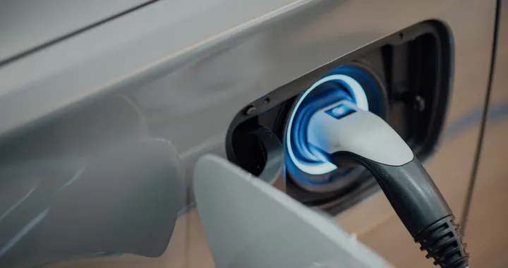 Auto elettrica: con le fasce orarie giuste la ricarica di notte costa molto meno con E.ON