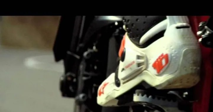 KTM 690 Duke 2012 /video