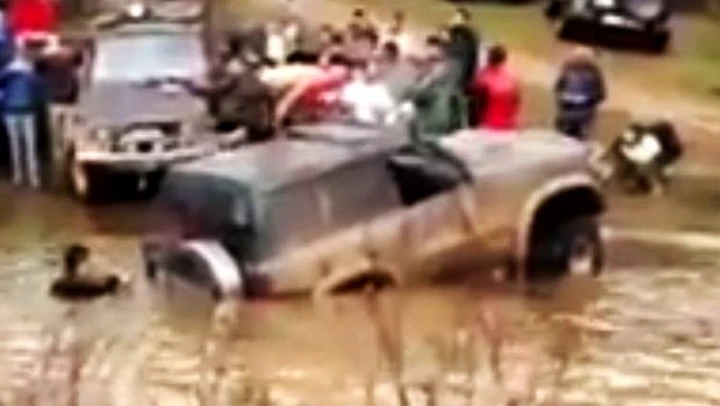 Fuoristrada impantanato video: l'Epic Win è nel fiume