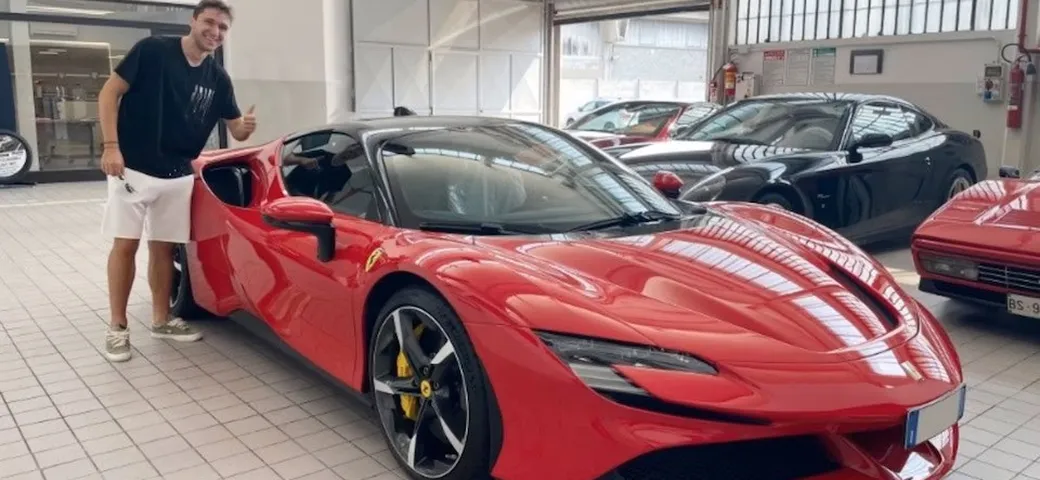 Ferrari SF90 Stradale: il nuovo acquisto di Federico Chiesa [Video]