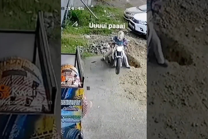 Video virale: retro in moto, ma finisce in una buca e 