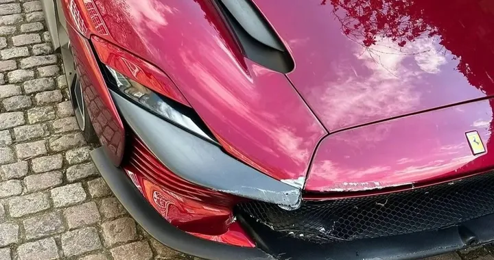 Ferrari Daytona SP3 si schianta a Londra: il conto dei danni è da panico