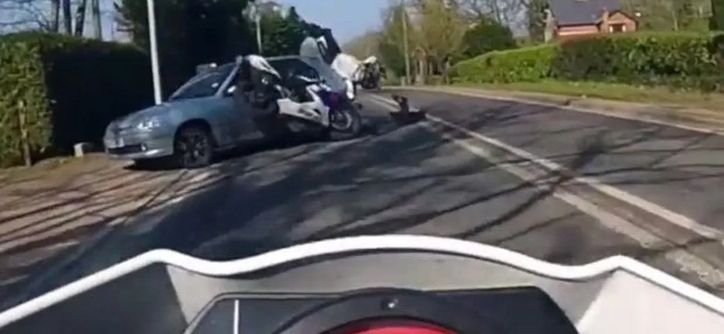 Video: automobilista svolta senza guardare e centra motociclista
