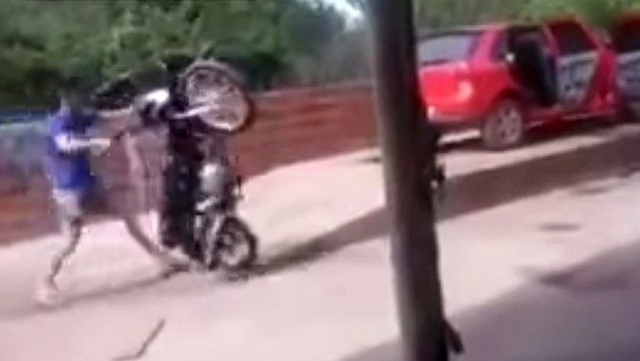 Video Epic Fail: motociclista freestyler dilettante sbatte la faccia sul muro