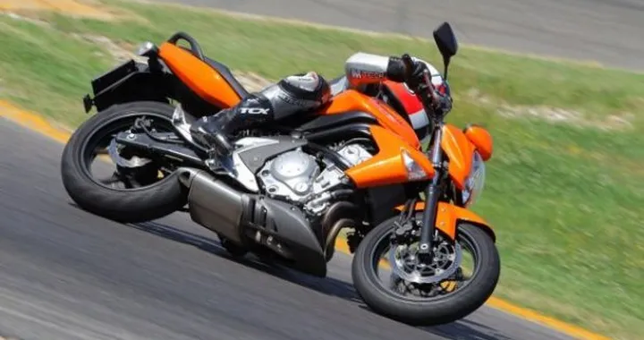 Scatto in Corsa: Kawasaki ER-6n a Castelletto