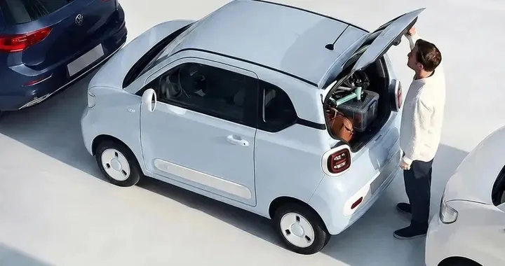 La mini elettrica da 14.295 euro sfida la Smart: quattro posti e 220 km di autonomia