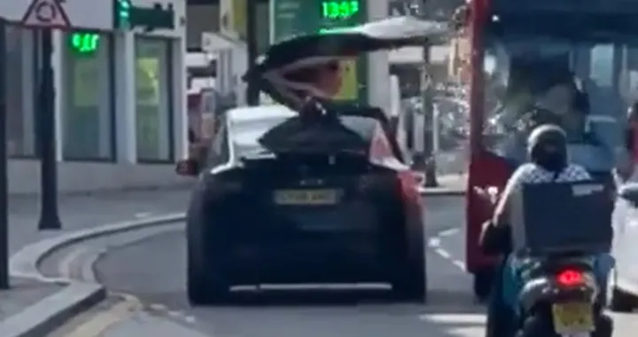 Tesla Model X: con la portiera aperta colpisce un bus [Video]