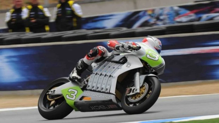 FIM e-Power: a Laguna Seca vince in volata Michael Czysz su MotoCzysz