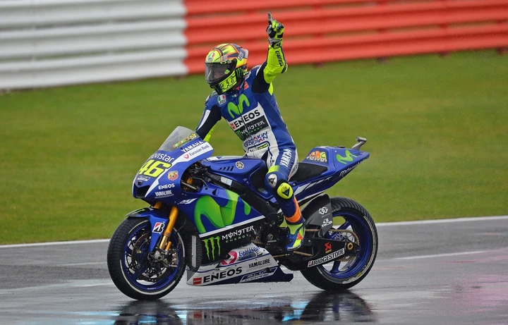 MotoGP Silverstone: Rossi “lectio magistralis”. I ducatisti Petrucci e Dovisioso sul podio 