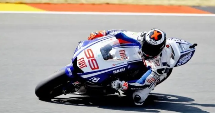 MotoGP: quarta pole consecutiva di Jorge Lorenzo al Sachsenring. Prima fila anche per Stoner e Pedrosa.