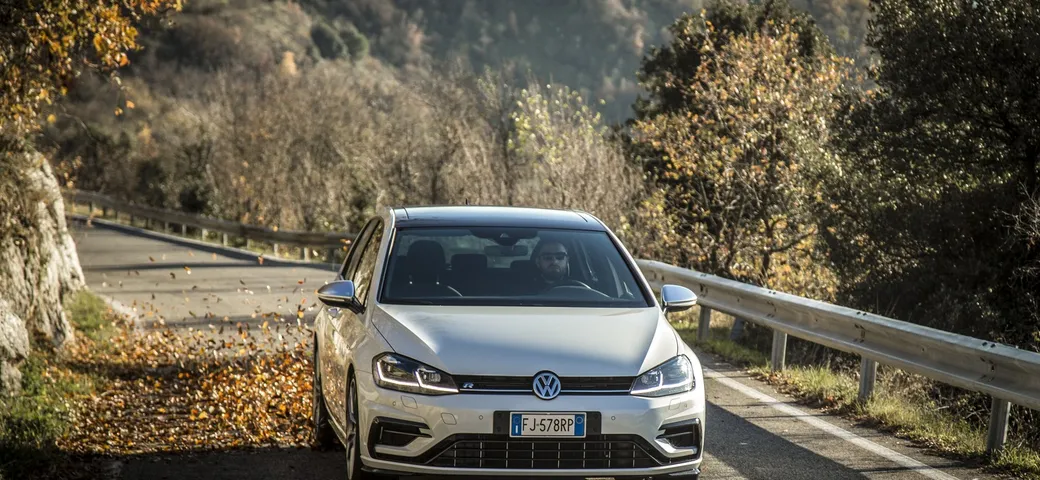 Volkswagen Golf R: prova su strada [Video]