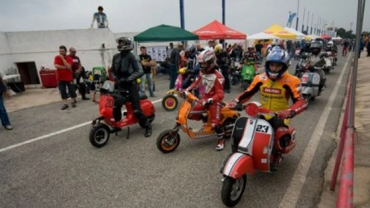 6 ore di resistenza in Vespa