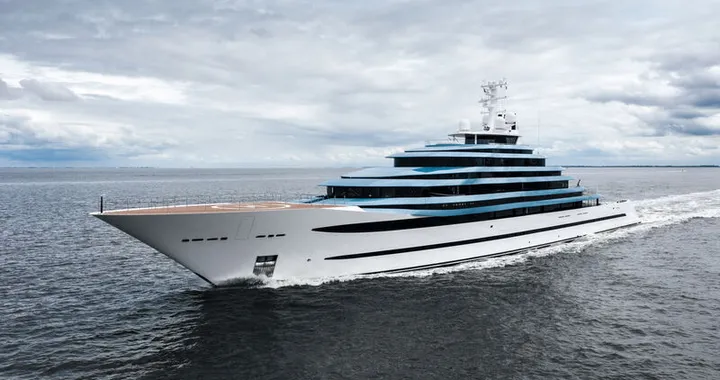 Lo yacht da oltre 300 milioni e 100 metri avvistato a Capri: a chi appartiene