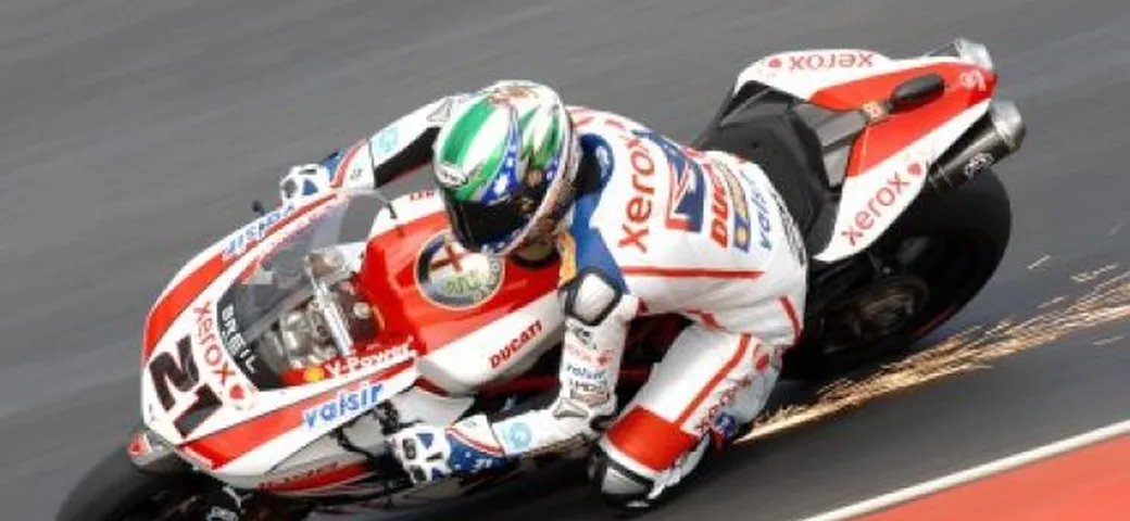 Portimao esalta la SBK.  Esulta Troy Bayliss. Graffiano i giovani leoni