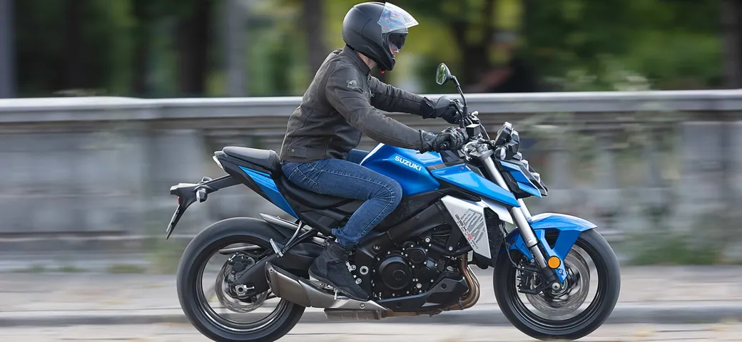 Suzuki svela la nuova GSX-S950, la streetfighter per i neopatentati: foto e caratteristiche