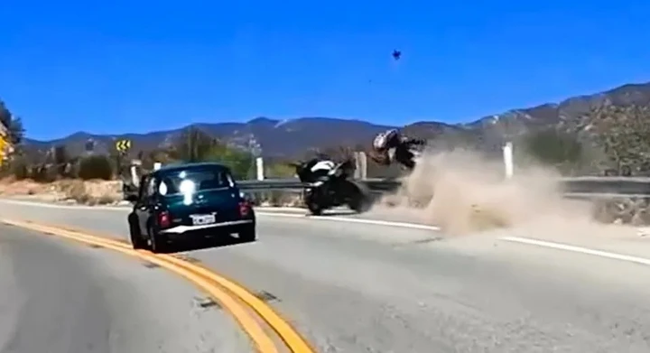 L'incauto sorpasso del motociclista diventa una tragedia sfiorata [Video]