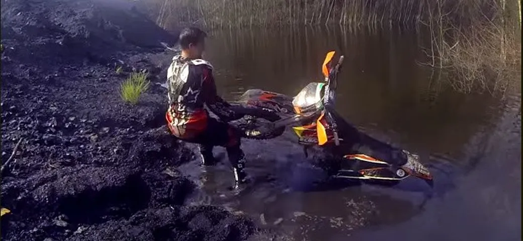 Video divertenti: il pazzo polacco e le sue cadute in enduro