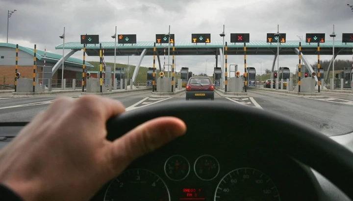 Cosa non bisogna fare ai caselli autostradali: comportamenti da evitare