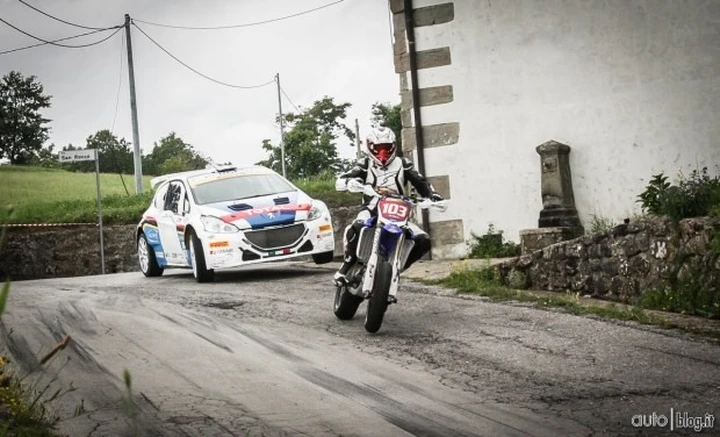 Peugeot 208 R5 Rally VS Yamaha YZ 450 F Supermotard: tra case e muretti una sfida da brividi