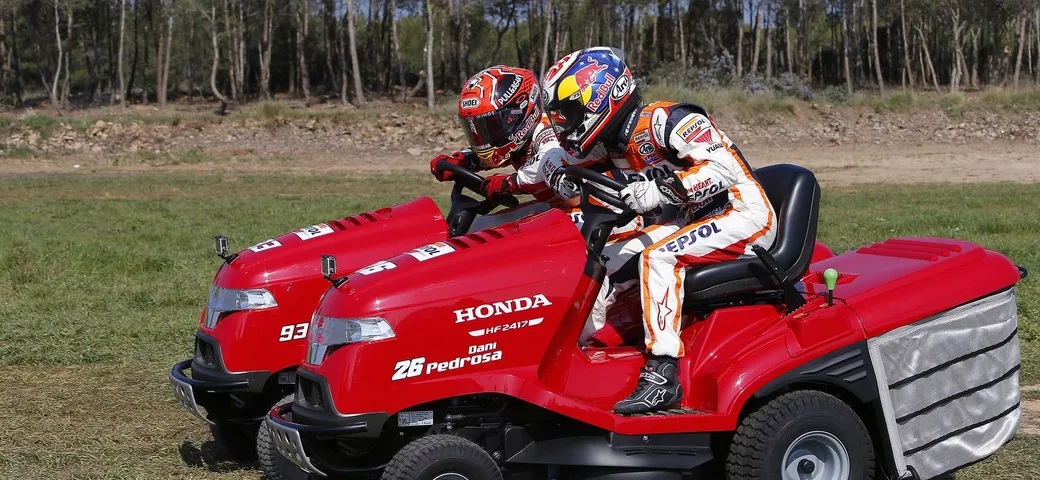 Marquez e Pedrosa, sfida in tosaerba! [Video]