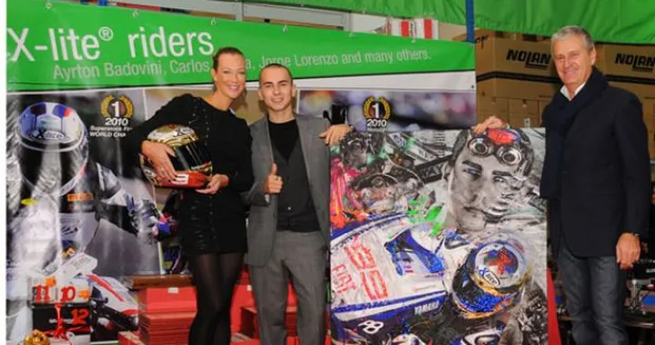 X-Lite celebra Lorenzo con un quadro realizzato in esclusiva per lui da Ludmilla Radchenko